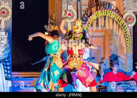 Bali, Indonésie - 2 mai 2017 : les danseurs traditionnels de Bali Ramayana Ballet, une histoire traditionnelle hindoue au Puri Saren Palace Ubud , Bali Banque D'Images