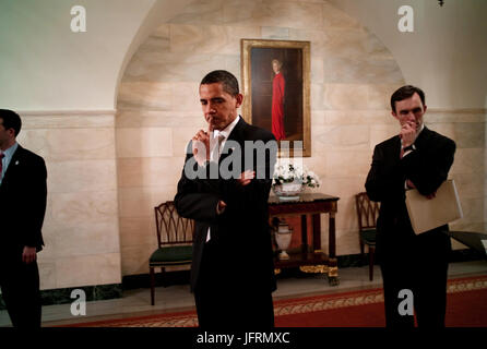 Le président Barack Obama reflète tout en se tenant dans le couloir du rez-de-chaussée de la Maison Blanche, avant d'aborder la presse au sujet des services financiers 25/02/09. Photo Officiel de la Maison Blanche par Pete Souza Banque D'Images