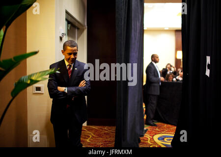 Le président Barack Obama écoute les commentaires comme il attend de monter sur scène pour discuter de questions d'éducation à la Chambre de commerce hispanique rassemblement mardi 10 mars 2009, à Washington au centre métro Washington Marriott's Grand Bal. Photo Officiel de la Maison Blanche par Pete Souza Banque D'Images