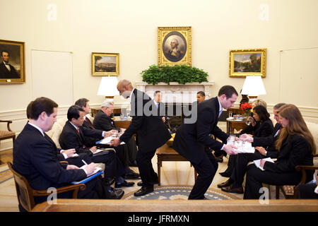 Gardiens de l'eau servent au cours d'une réunion avec le président Barack Obama et le Secrétaire général des Nations Unies Ban Ki-moon, dans le bureau ovale le 10 mars 2009. Photo Officiel de la Maison Blanche par Pete Souza Banque D'Images