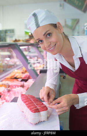 Libre de savoureux avec la viande rouge femelles de boucherie smiling Banque D'Images