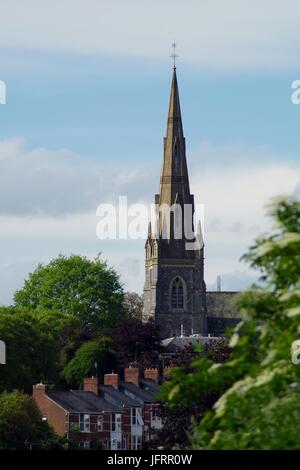 Eglise St Leonards, Spire gothique victorienne et maisons en terrasse le jour du printemps. Exeter, Devon, Royaume-Uni. Banque D'Images