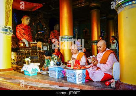 Yangon, Myanmar - Oct 16, 2015. Les nonnes de méditer à la pagode Shwedagon à Yangon, Myanmar. Pagode Shwedagon pagoda est la plus célèbre dans le monde entier et a voir Banque D'Images