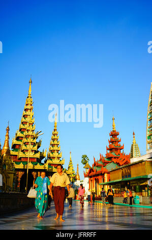 Yangon, Myanmar - Oct 16, 2015. Les gens qui marchent à la pagode Shwedagon à Yangon, Myanmar. La Pagode Shwedagon est le plus grand temple et le plus frappant dans un pays Banque D'Images