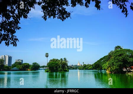 Vue sur Karaweik Hall, un palais sur la rive est du Lac Kandawgyi, Yangon, Myanmar. Yangon est une ancienne capitale du Myanmar. Banque D'Images