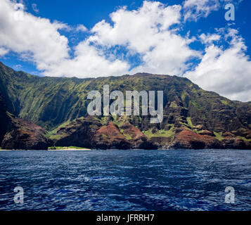 Vue de la côte Napali de bateau, Kauai, Hawaii, USA, journée ensoleillée Banque D'Images