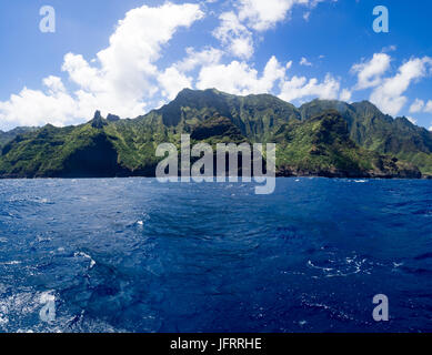 Voir Honopu, Napali Coast de bateau, Kauai, Hawaii, USA, journée ensoleillée Banque D'Images