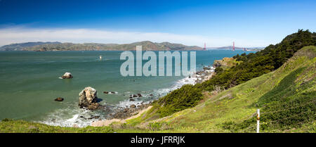 Panorama de l'océan Pacifique et le Golden Gate Bridge à San Francisco, Californie, vu de Land's End Trail, Golden Gate National Recreation Area, Etats-Unis Banque D'Images