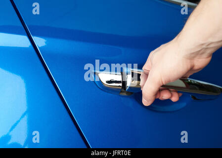 Man opening car door close-up. Metal Chrome poignée de voiture Banque D'Images