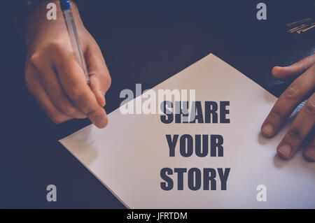 Businessman écrire partager votre histoire sur papier blanc Banque D'Images