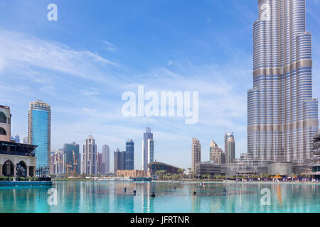 Dubaï, Émirats arabes unis - Mars 29, 2017 : la fontaine en face de Burj Khalifa. Banque D'Images