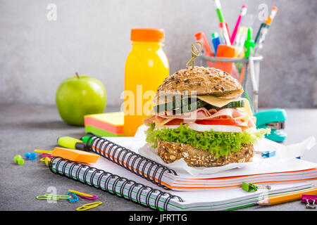 Dîner sain pour l'école avec sandwich Banque D'Images