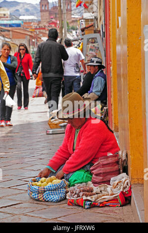 Dans l'ancienne capitale du puissant empire inca et plus tard la ville coloniale de Cuzco. Une femme assise sur le trottoir vente de fruits. Prises 25.10.2016. Photo : Reinhard Kaufhold/dpa-Zentralbild/ZB | conditions dans le monde entier Banque D'Images