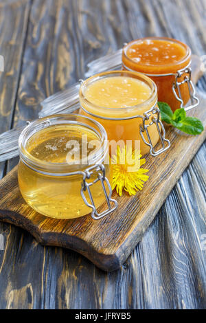 Tilleul, sarrasin et miel de fleurs en pots de verre. Banque D'Images