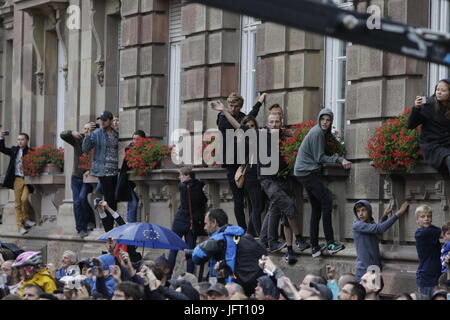 Speyer, Allemagne. 01 juillet, 2017. Une foule importante a rassemblé à l'extérieur de la cathédrale de Speyer. Une messe de funérailles pour l'ex-chancelier allemand Helmut Kohl a eu lieu dans la cathédrale de Speyer. Il a été suivi par plus de 1000 invités et plusieurs milliers de personnes ont suivi la messe à l'extérieur de la cathédrale. Crédit : Michael Debets/Pacific Press/Alamy Live News Banque D'Images