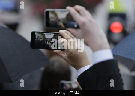 Speyer, Allemagne. 01 juillet, 2017. Les visiteurs de prendre des photos avec leur téléphone mobile de l'corbillard de partir. Une messe de funérailles pour l'ex-chancelier allemand Helmut Kohl a eu lieu dans la cathédrale de Speyer. Il a été suivi par plus de 1000 invités et plusieurs milliers de personnes ont suivi la messe à l'extérieur de la cathédrale. Crédit : Michael Debets/Pacific Press/Alamy Live News Banque D'Images