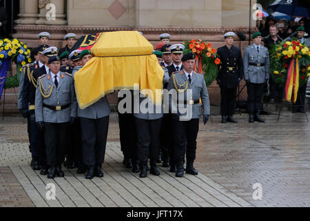 Speyer, Allemagne. 01 juillet, 2017. Le cercueil de Helmut Kohl, recouvert d'un drapeau allemand s'effectue sur la place de la cathédrale. Une messe de funérailles pour l'ex-chancelier allemand Helmut Kohl a eu lieu dans la cathédrale de Speyer. Il a été suivi par plus de 1000 invités et plusieurs milliers de personnes ont suivi la messe à l'extérieur de la cathédrale. Crédit : Michael Debets/Pacific Press/Alamy Live News Banque D'Images