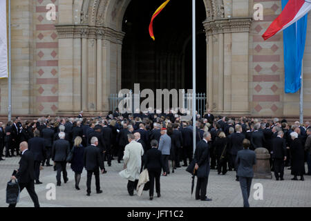 Speyer, Allemagne. 01 juillet, 2017. Les invités entrer dans la cathédrale de Spire. Une messe de funérailles pour l'ex-chancelier allemand Helmut Kohl a eu lieu dans la cathédrale de Speyer. Il a été suivi par plus de 1000 invités et plusieurs milliers de personnes ont suivi la messe à l'extérieur de la cathédrale. Crédit : Michael Debets/Pacific Press/Alamy Live News Banque D'Images