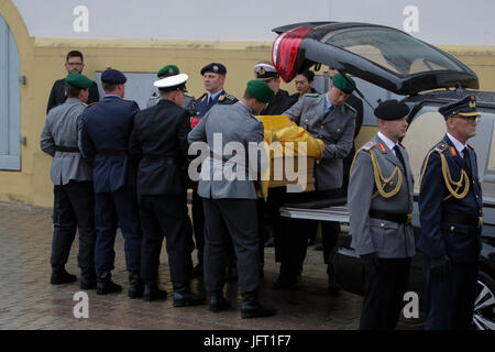 Speyer, Allemagne. 01 juillet, 2017. La charge des soldats le cercueil de Helmut Kohl dans le corbillard. Une messe de funérailles pour l'ex-chancelier allemand Helmut Kohl a eu lieu dans la cathédrale de Speyer. Il a été suivi par plus de 1000 invités et plusieurs milliers de personnes ont suivi la messe à l'extérieur de la cathédrale. Crédit : Michael Debets/Pacific Press/Alamy Live News Banque D'Images