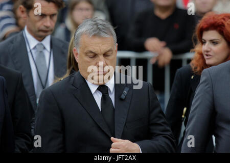 Speyer, Allemagne. 01 juillet, 2017. Viktor Orban, le premier ministre de Hongrie, arrive à la cathédrale de Spire. Une messe de funérailles pour l'ex-chancelier allemand Helmut Kohl a eu lieu dans la cathédrale de Speyer. Il a été suivi par plus de 1000 invités et plusieurs milliers de personnes ont suivi la messe à l'extérieur de la cathédrale. Crédit : Michael Debets/Pacific Press/Alamy Live News Banque D'Images