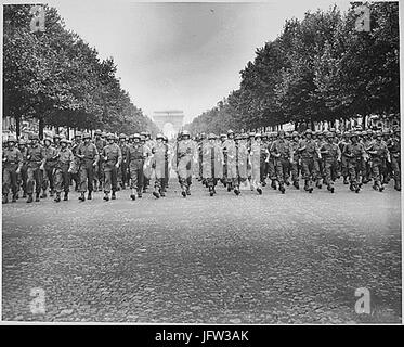 Les troupes américaines de la 28e Division d'infanterie le long des Champs Elysées mars Paris dans la revue de la Victoire 1944-08-29 Banque D'Images