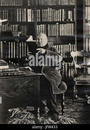 Andrés Bello de espaldas leyendo en un escritorio Banque D'Images