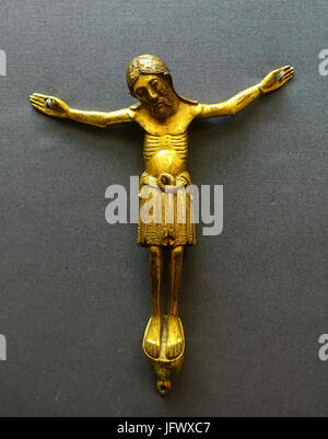 Le Christ crucifié d'une croix de procession, par le cercle de Rober d Halmarshausen, Basse-Saxe, ch. 1100, bronze coulé - Musée Schnütgen - Cologne, Allemagne - DSC09960 Banque D'Images