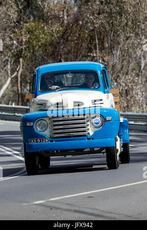 Vintage 1948 Ford F5 la conduite de camions sur les routes de campagne près de la ville de Birdwood, Australie du Sud. Banque D'Images