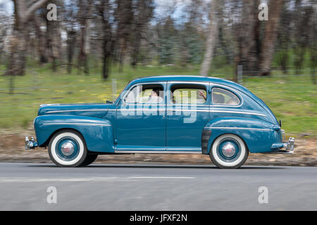 Vintage 1947 Ford Super Deluxe Sedan la conduite sur des routes de campagne près de la ville de Birdwood, Australie du Sud. Banque D'Images