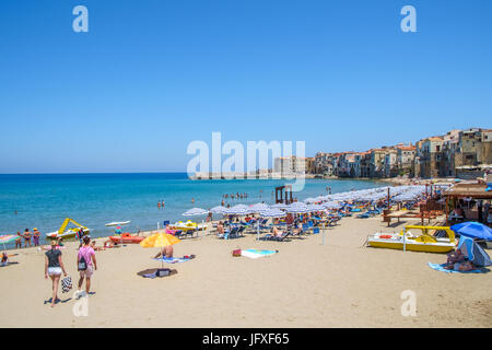 La plage et la vieille ville de Cefalù, Sicile. Historique Cefalù est une destination touristique majeure de la Sicile. Banque D'Images