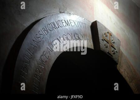 Portail sculpté de la porte au calvaire ou golgotha traditionnellement considéré comme le site de la crucifixion de Jésus et les plus richement décorées une partie de l'église du Saint-Sépulcre dans la vieille ville de Jérusalem israël Banque D'Images