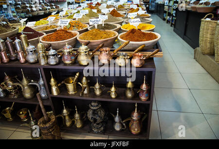 Diverses épices colorées sur le marché dans la vieille ville de Jérusalem . Banque D'Images