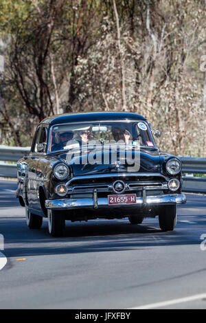 Vintage 1952 Ford Customline sedan la conduite sur des routes de campagne près de la ville de Birdwood, Australie du Sud. Banque D'Images