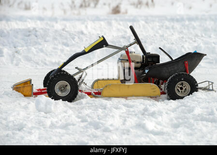 Petite voiture pour l'hiver kart est prêt et en attente pour le début de la rigueur du climat Banque D'Images