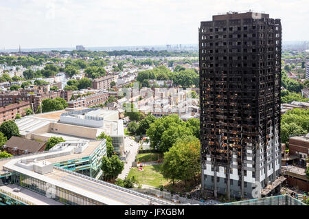 Vue sur les restes carbonisés de la la tour de Grenfell à Latimer Road où beaucoup de personnes sont mortes.Kensington et Chelsea conseil est accusée de tenter de Banque D'Images