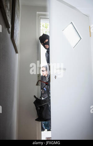 Cambrioleur par effraction dans une maison avec crowbar et par la porte sac Banque D'Images