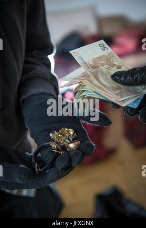 Les cambrioleurs de voler les bijoux et les billets en euros Banque D'Images
