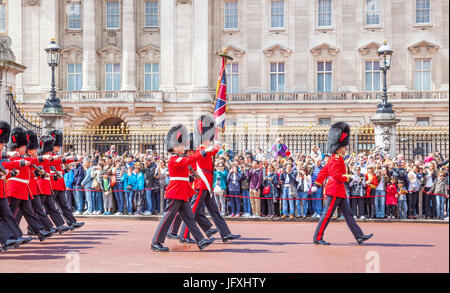 Londres, Royaume-Uni - 11 juillet 2012 : Un officier et des soldats de l'Coldstream Guards depuis mars l'avant du palais de Buckingham au cours de l'évolution Banque D'Images