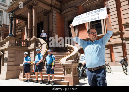 Paul Fitzgerald est titulaire d'une plaque en face de l'Union League de Philadelphie, où la sénatrice Pat Toomey était à déjeuner. Du mardi avec Toomey, un groupe de résidents de Philadelphie demandent à leur représentant de l'Etat à tenir une assemblée dans la ville. Ce serait la première fois en six ans. Banque D'Images