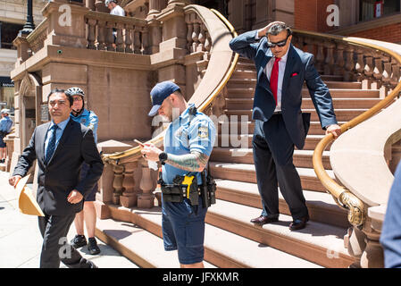 Deux clients quitter le bâtiment pendant une midi rassemblement à l'Union League de Philadelphie. Banque D'Images