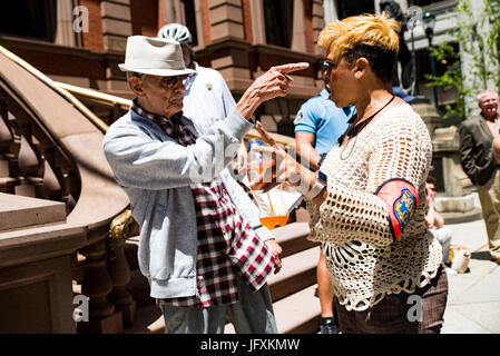 Affaires civiles Philly intervient entre une brève altercation entre manifestants et un passant à la Ligue de l'Union de Philadelphie. Banque D'Images