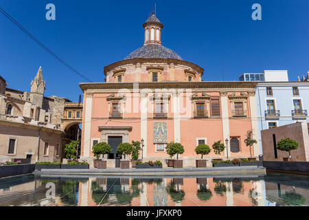 Basilique colorée de la Virgen avec reflet dans l'eau à Valence, Espagne Banque D'Images