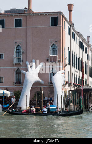 L'appui, une sulpture situé sur le côté de l'hôtel Ca' Sagredo à Venise, en Italie, par l'artiste Lorenzo Quinn Banque D'Images