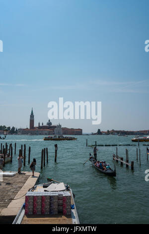 Donnant sur la lagune de Venise en direction de Chiesa di San Giorgio Maggiore Banque D'Images