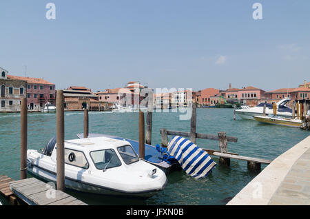 Les voies navigables de Murano, une série d'îles dans la lagune de Venise, célèbre pour sa fabrication de verre Banque D'Images