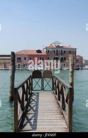 Les voies navigables de Murano, une série d'îles dans la lagune de Venise, célèbre pour sa fabrication de verre Banque D'Images