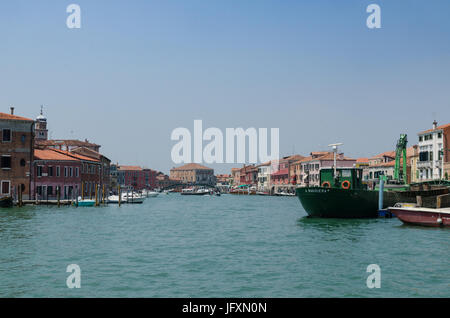 Les voies navigables de Murano, une série d'îles dans la lagune de Venise, célèbre pour sa fabrication de verre Banque D'Images