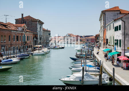 Les voies navigables de Murano, une série d'îles dans la lagune de Venise, célèbre pour sa fabrication de verre Banque D'Images