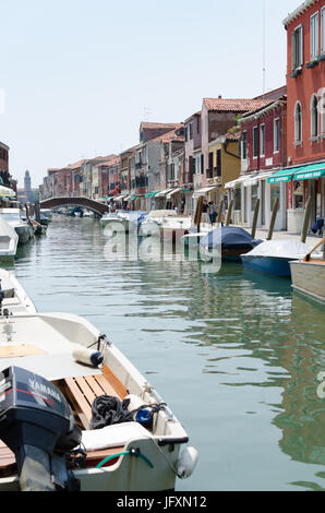 Les voies navigables de Murano, une série d'îles dans la lagune de Venise, célèbre pour sa fabrication de verre Banque D'Images