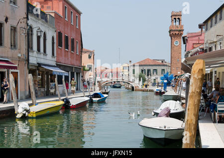 Les voies navigables de Murano, une série d'îles dans la lagune de Venise, célèbre pour sa fabrication de verre Banque D'Images